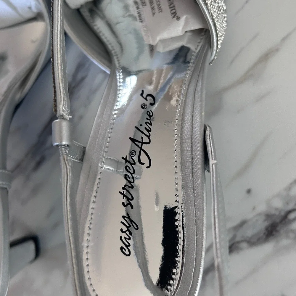 Easy Street Alive @ 5 Emerald‎ Silver Satin Slingback Pumps Heels 9M NEW